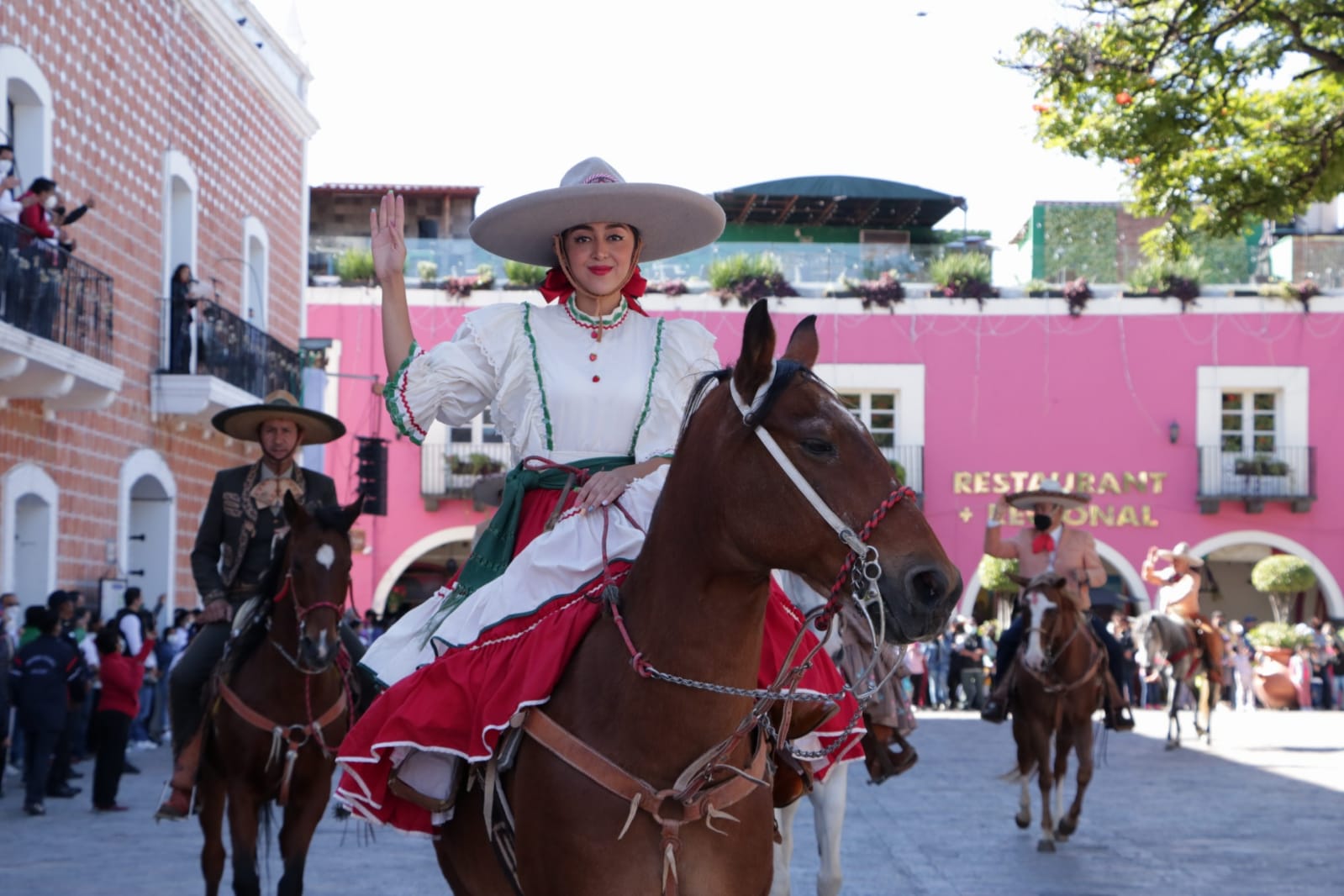 Desfile de la Revolución Mexicana engalana las calles de Atlixco