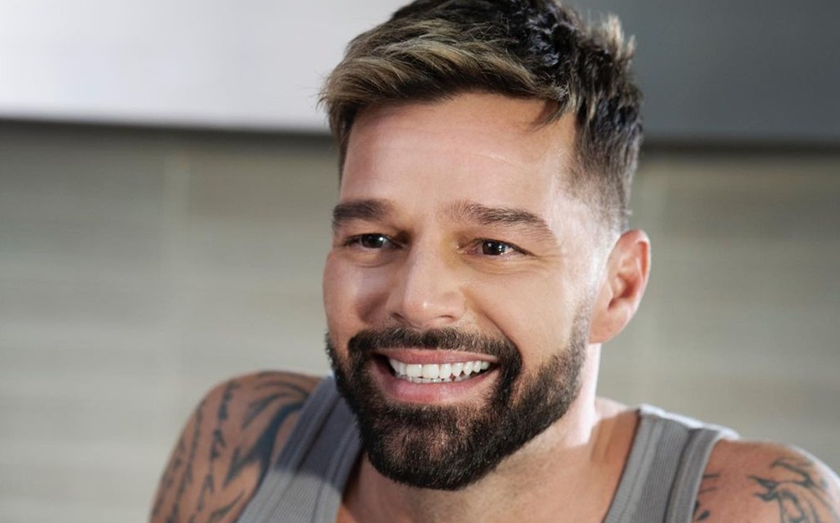 Ricky Martin cabalga sobre una historia llena de denuncias de abusos sexuales: le apareció otra mancha al tigre
