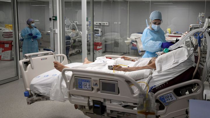 España registra aumento de contagios covid; hospitalizaciones caen