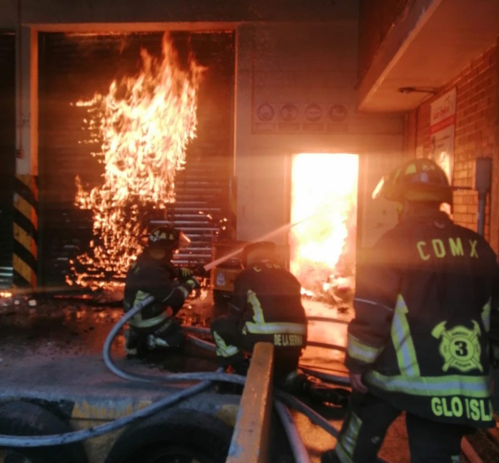 Incendio consume fábrica de bicicletas en CDMX