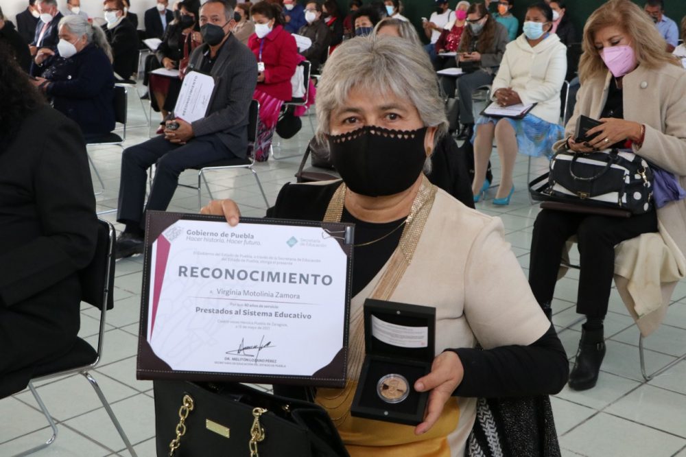 Entregan medallas a maestros con 40 años de servicio en Puebla