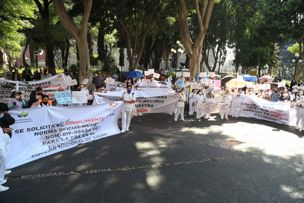 ‘Nos tratan como personal descartable’, protestan enfermeras en Puebla