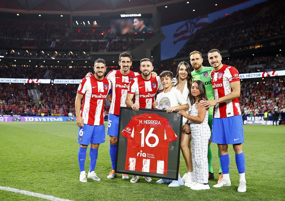 Héctor Herrera y Luis Suárez recibieron un homenaje del Atlético de Madrid como despedida