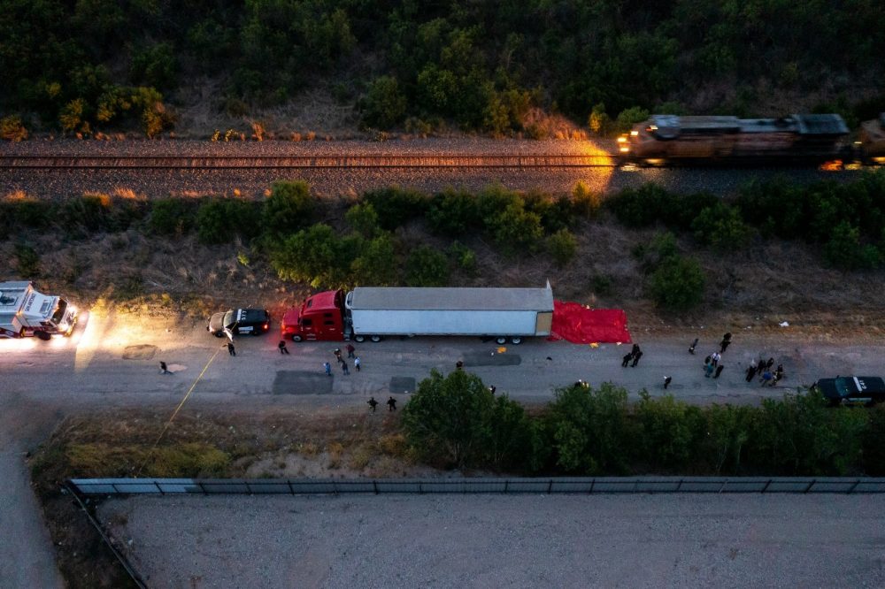 Dos poblanos podrían estar entre los 50 migrantes muertos en Texas: MB