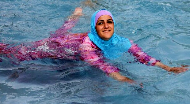 Autoridades francesas prohíben el burkini en las piscinas públicas
