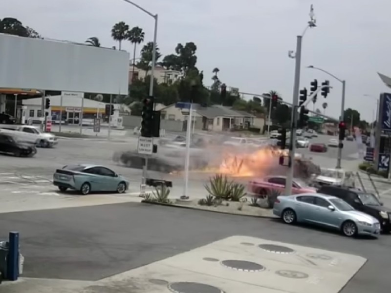 VIDEO Mercedes-Benz se incendia al chocar y deja 6 muertos en California