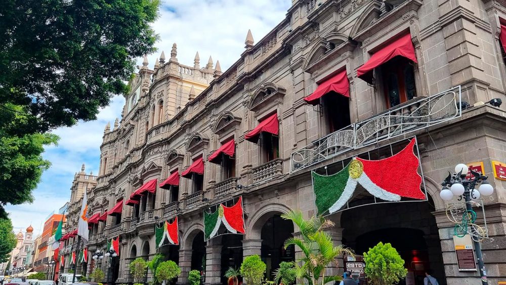 fiestas-patrias-adornos-ayuntamiento-de-puebla