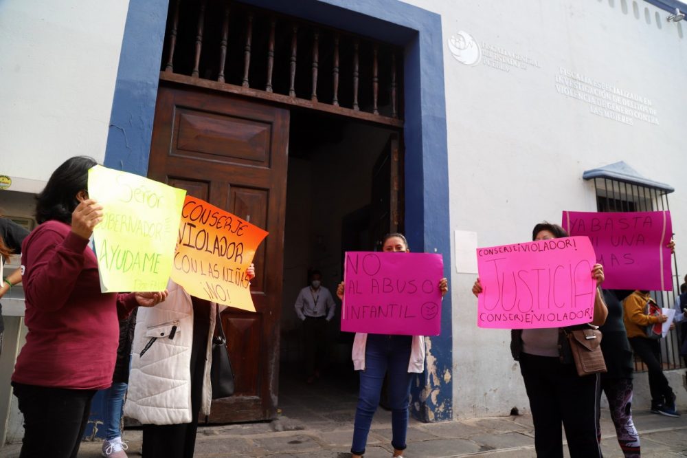 Padres de familia del Kínder Octavio Paz se manifiestan ante la Fiscalía en apoyo de menor abusada