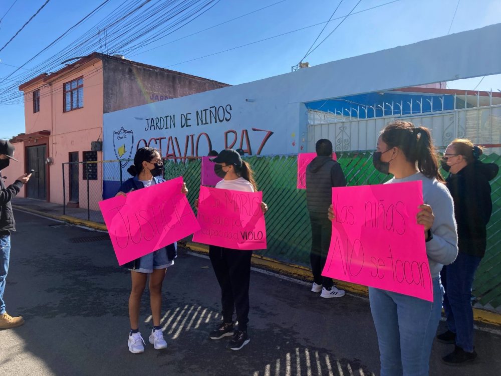 Por abuso sexual a menor, padres de familia se manifiestan en el jardín de niños Octavio Paz