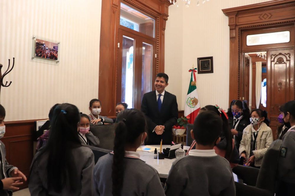 Eduardo Rivera se reúne con estudiantes de la primaria Ignacio Zaragoza
