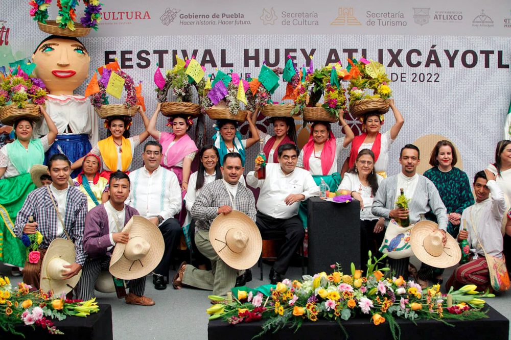 Ariadna Ayala realiza invitación al gobernador Miguel Barbosa al Festival Huey Atlixcayotl