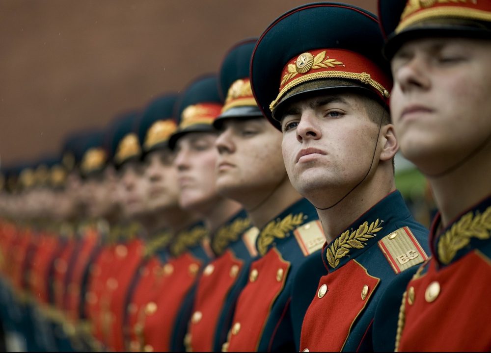 Ciudadanos rusos evaden ser reclutados para combatir en Ucrania