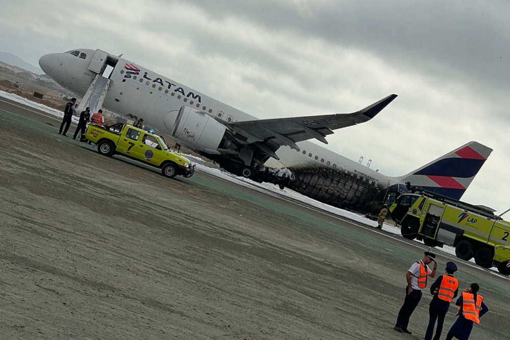 VIDEO: Avión choca con vehículo de bomberos en aeropuerto de Lima; mueren dos tragafuegos